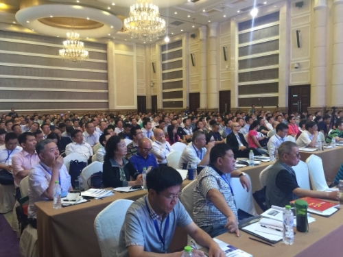 全體與會(huì)人員聚精會(huì)神聽報(bào)告